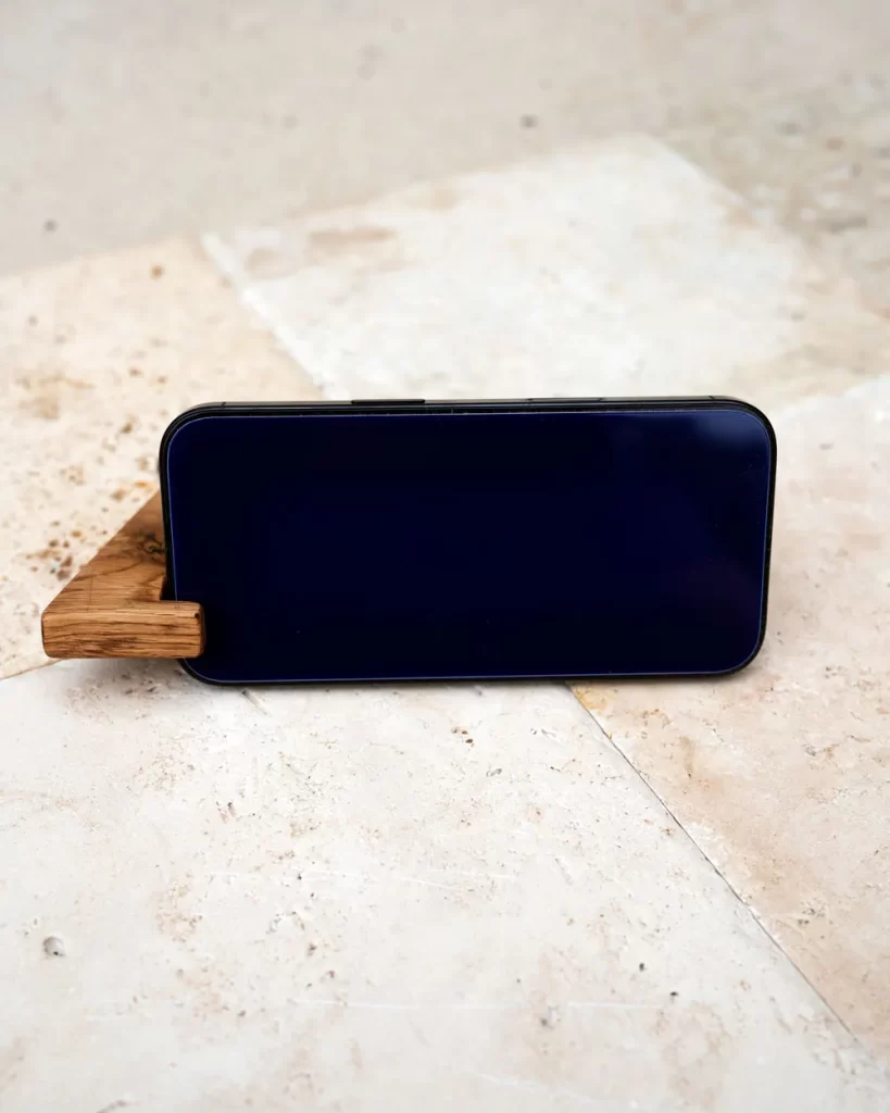 スマートフォンを支える木製キーホルダー