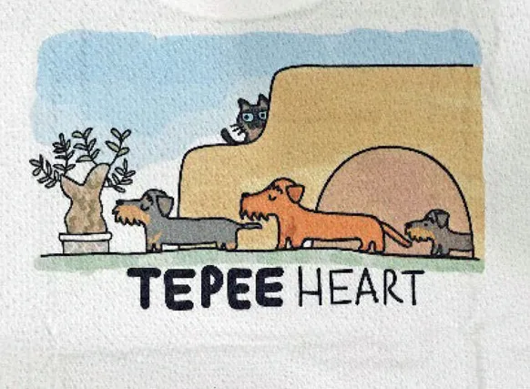 家と犬たちの暮らしを描いたチャリティーTシャツ