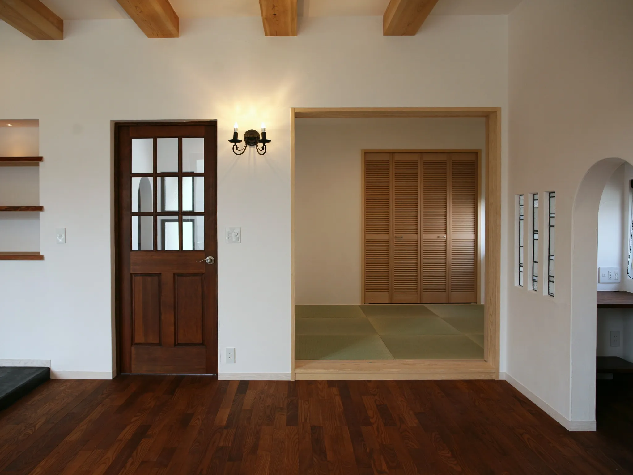 逗子・七里ガ浜の自然素材住宅｜漆喰壁と畳空間が調和するモダン和室のある住まい