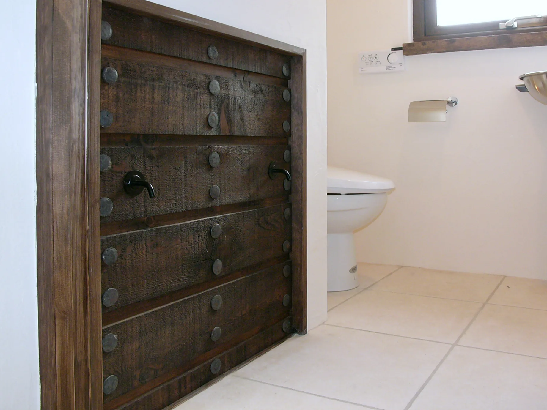 和の趣が残るアンティーク建具を活かしたトイレ空間｜注文住宅 無垢材とこだわりの造作家具